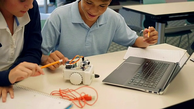 自信的高中生在工程课上研究机器人项目视频素材
