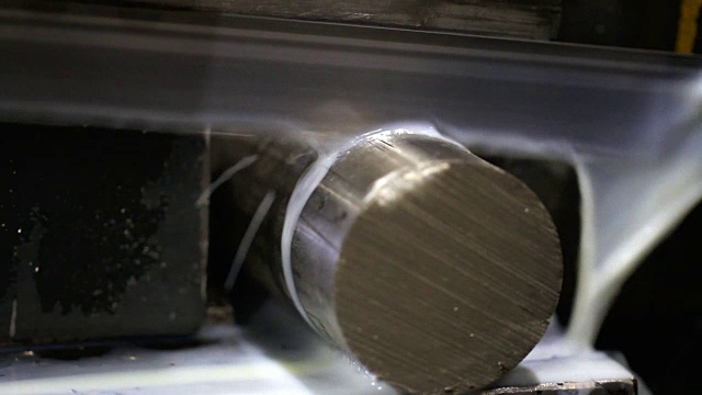 工业金属切割(铁条)由电锯机用于牛奶生产工厂视频素材