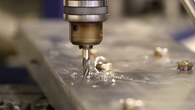用工业机械在金属平板上钻孔视频素材