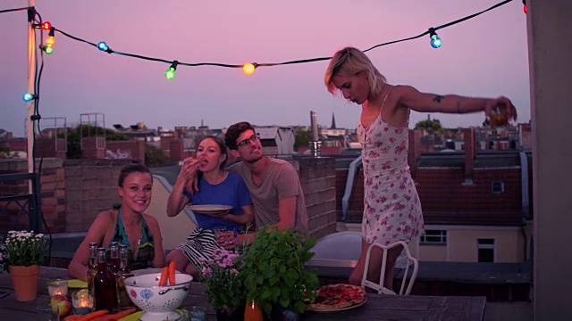 朋友们在城市的屋顶跳舞视频下载