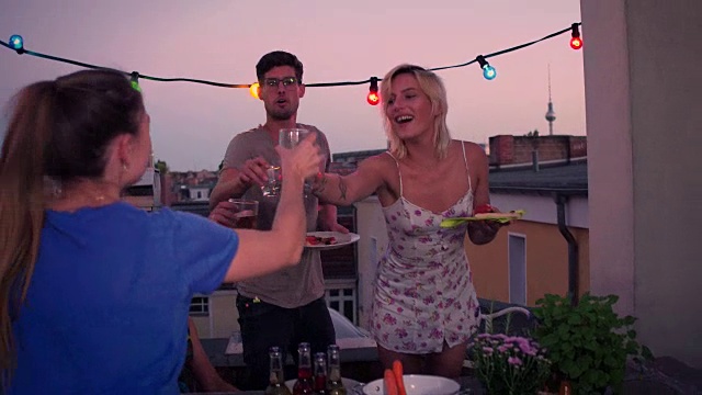 一群朋友在城市的屋顶上敬酒视频素材