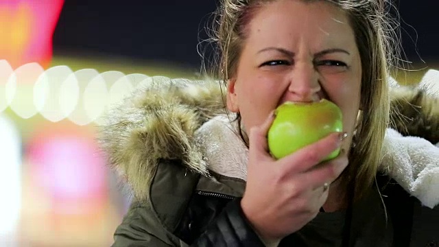 女人吃苹果。快动作视频素材