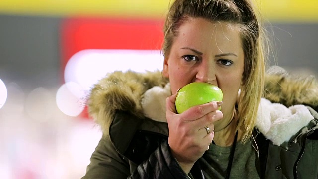 女人吃苹果视频素材