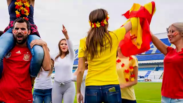 西班牙体育迷在足球场视频素材