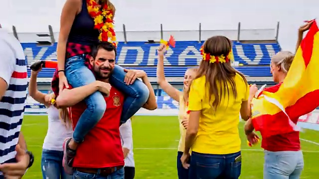 西班牙体育迷在足球场视频素材
