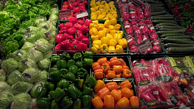 超市里的蔬菜选择视频素材