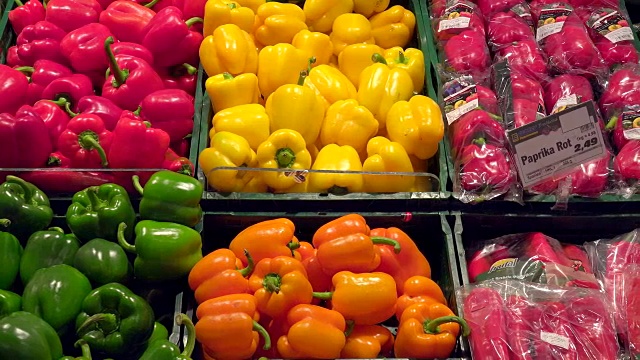 超市里的蔬菜选择视频素材