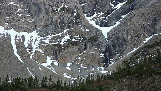 雪山瀑布的远摄镜头。视频素材