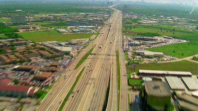 时间流逝鸟瞰休斯敦/德克萨斯外高速公路上的交通视频素材
