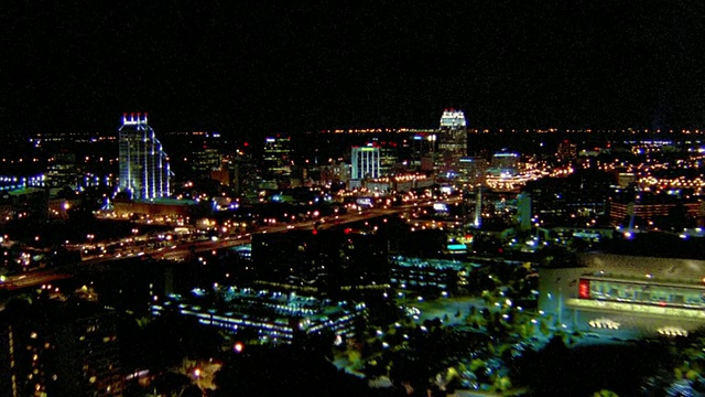 时间流逝鸟瞰市中心在晚上/佛罗里达视频素材
