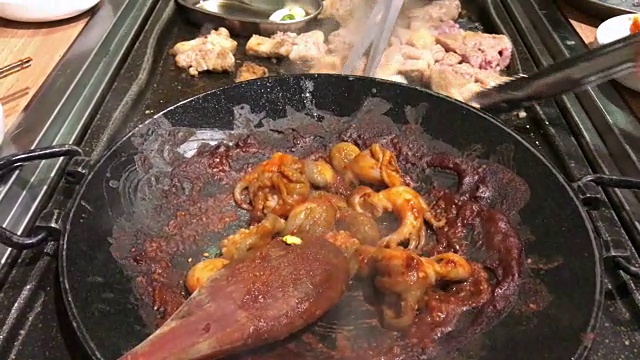 韩国首尔，用韩国酱汁煎章鱼。视频下载