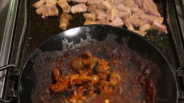 韩国首尔，用韩国酱汁煎章鱼。视频下载