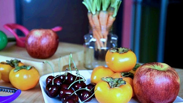 丰富多彩的厨房餐桌上的水果/健康的生活方式概念视频素材
