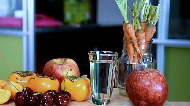 各种水果，桌上一杯水/健康生活方式概念视频素材