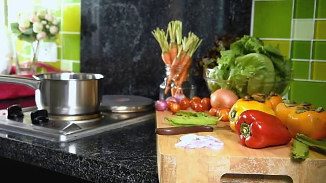 现代厨房室内设计，厨房用具，多种蔬菜/活动和健康的生活方式概念视频素材