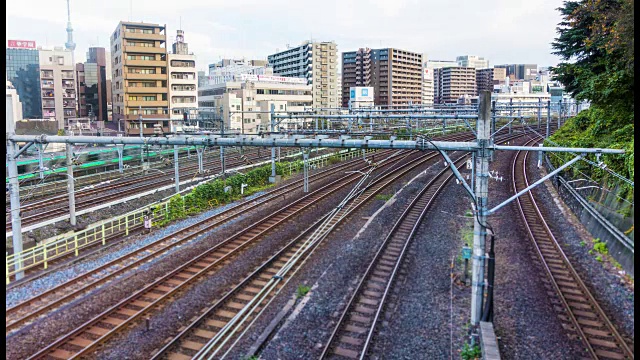 延时拍摄:东京市中心火车站的繁忙交通视频素材