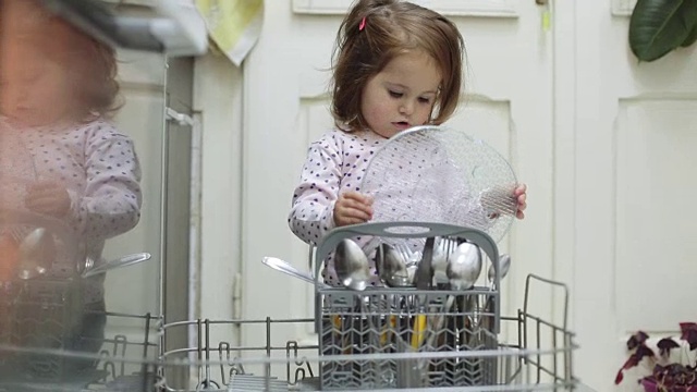小女孩在帮妈妈洗碗视频下载