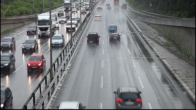 高速公路交通与大雨+音频视频下载