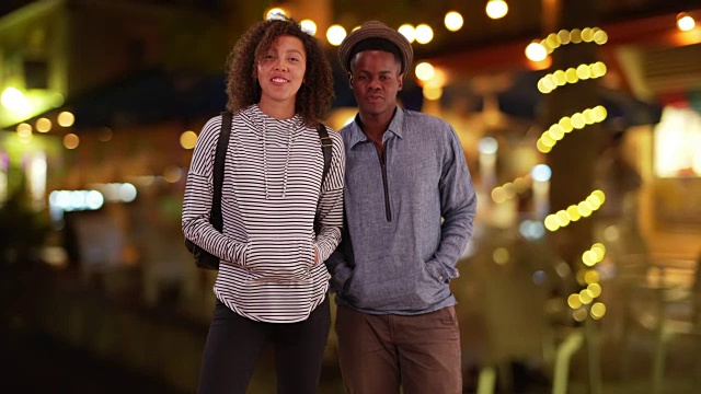 一对非裔美国夫妇晚上在餐馆外聊天视频下载