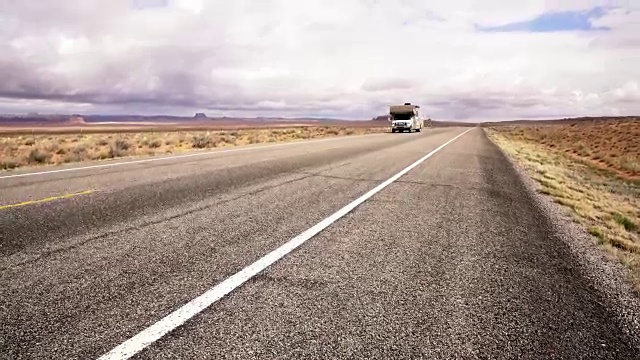 驾车穿越沙漠的房车视频下载