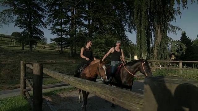 一对夫妇在牧场骑马视频素材
