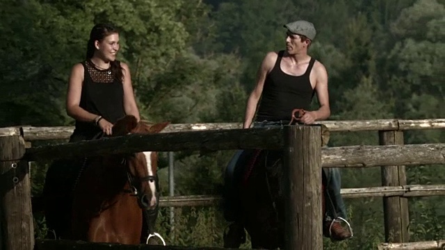 一对夫妇在牧场骑马视频素材