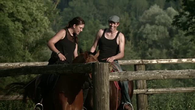 一对夫妇在牧场骑马视频下载