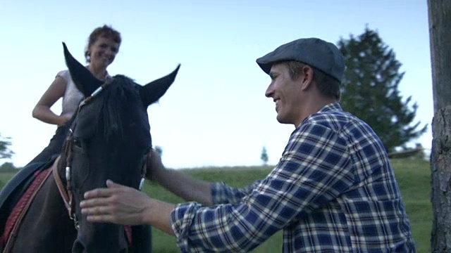 夫妇与马在农村牧场视频素材