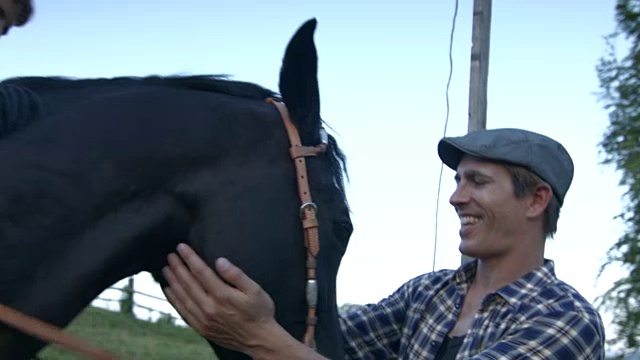 夫妇与马在农村牧场视频下载