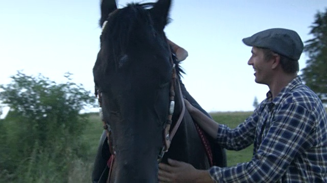 夫妇与马在农村牧场视频下载