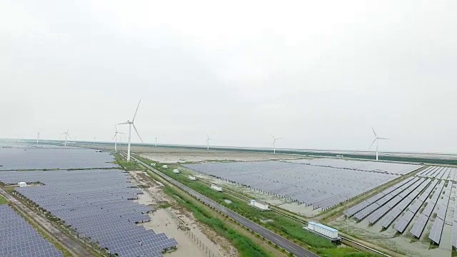 风力发电站和太阳能电池板俯视图无人机视频下载