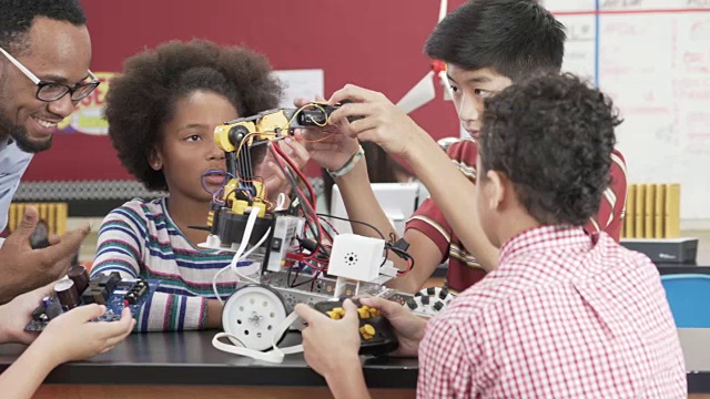 初中学生在教室里制造机器人视频下载