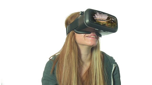 双重曝光的女人看风景通过虚拟现实护目镜2 -简短视频下载