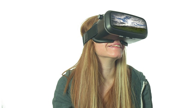 双重曝光的女人看时间推移景观通过虚拟现实护目镜2 -简短视频下载