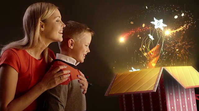 母亲和儿子打开圣诞礼物视频素材
