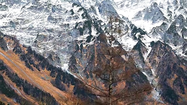 上高知县的Hodaka山在秋天视频下载