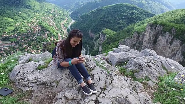 山顶上的少女视频素材