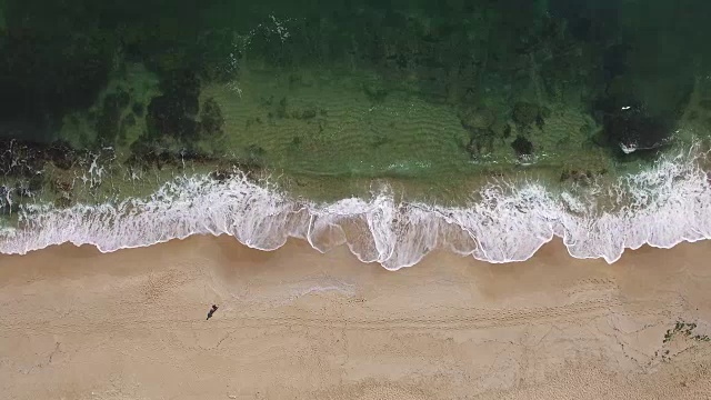 4K鸟瞰图的大海和海浪打破海滩视频素材