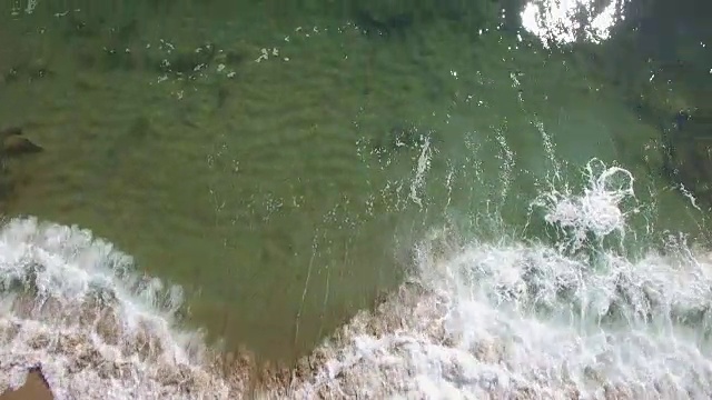 海浪和海滩的4K无人机视图视频素材