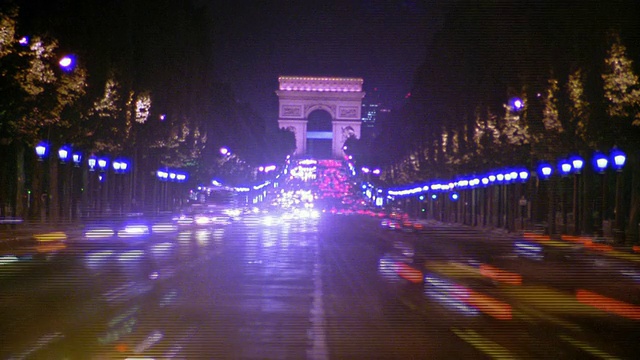 广角镜头，以凯旋门为背景的香榭丽舍大街上的交通视频素材