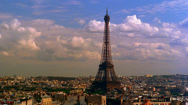 高角度广角拍摄埃菲尔铁塔和巴黎天际线与云滚动在背景/法国视频下载