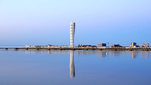 瑞典马尔默的摩天大楼旋转躯干视频下载