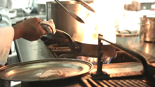 厨师在厨房，在餐厅做火焰视频素材