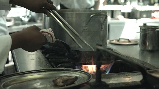 CU_Chef把肉从锅里挑出来视频素材