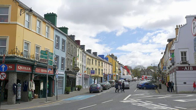 街道景色，色彩斑斓的村庄建筑，美丽的云彩，肯梅尔，凯利县，爱尔兰视频下载