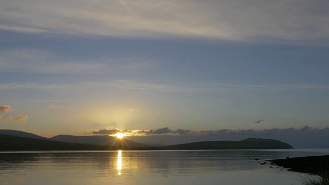 太阳从海港升起，水面上的倒影，Kilfarnoge，凯利县，爱尔兰视频下载