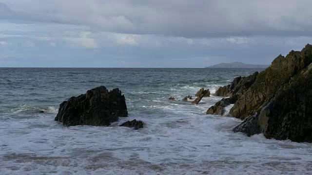 库米诺尔海滩和大西洋，海浪冲击着爱尔兰丁格尔半岛的岩石海岸线视频下载