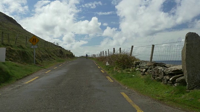 PAN L自行车骑手Slea Head驾驶大西洋，丁格尔半岛，爱尔兰视频下载