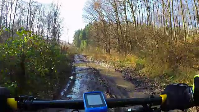 在泥泞的路上骑自行车。视频素材