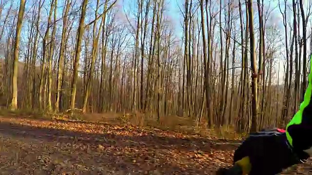 POV秋季山地自行车运动。视频素材